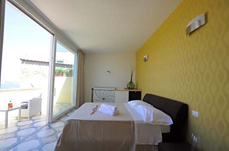 Deluxe Double Room with Balcony and Sea View