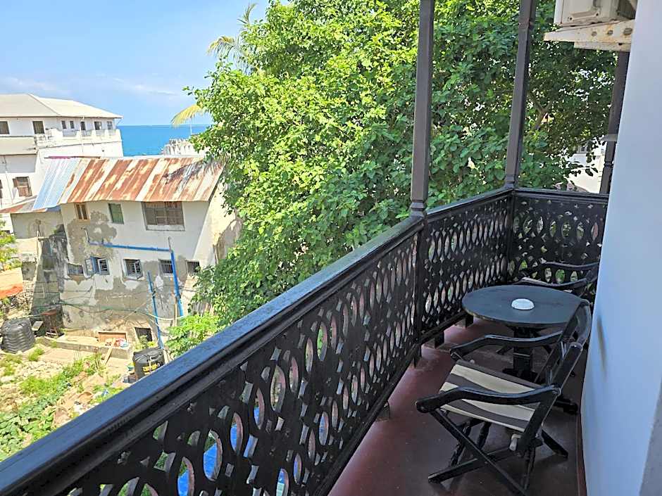 Dhow Palace Hotel