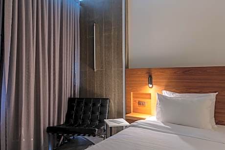 Reno Deluxe Pool View (Double Bed)