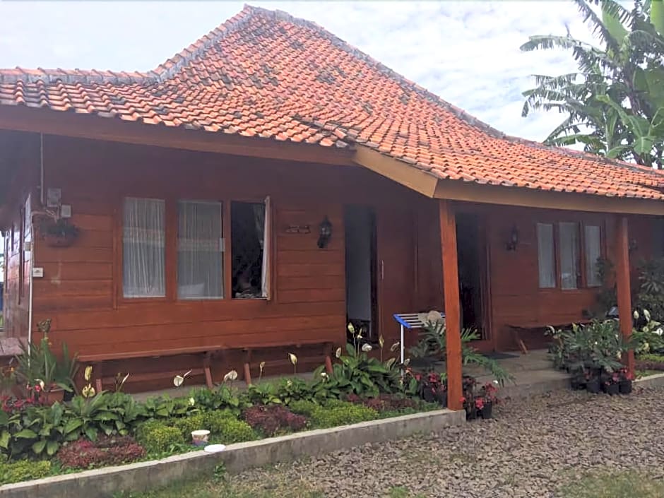 Lembur Incu Syariah Villa by ZUZU