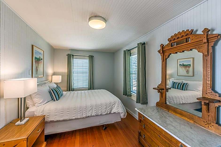 Inn at Schoolhouse Creek