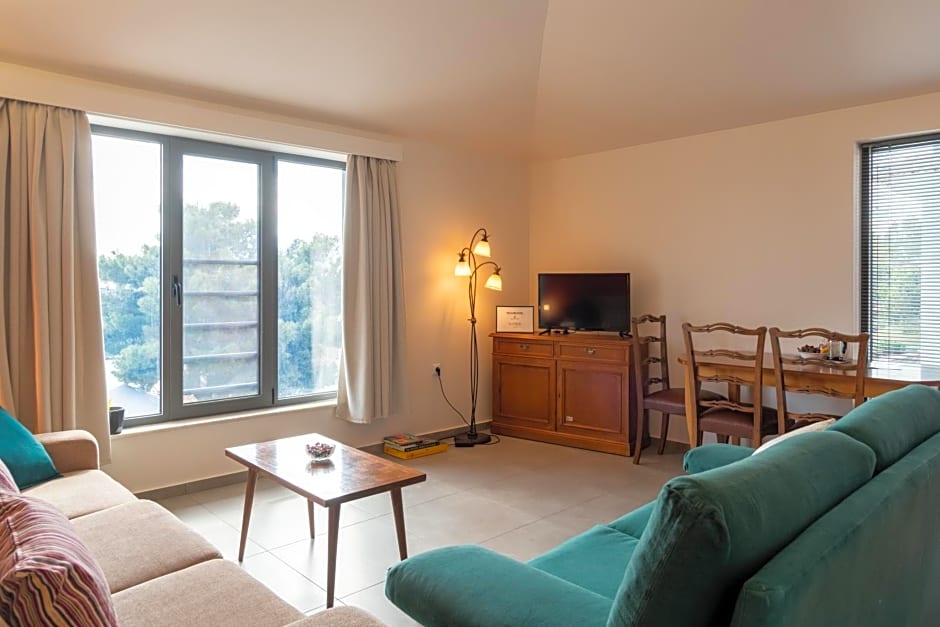 CHROMA Lodge Pikermi