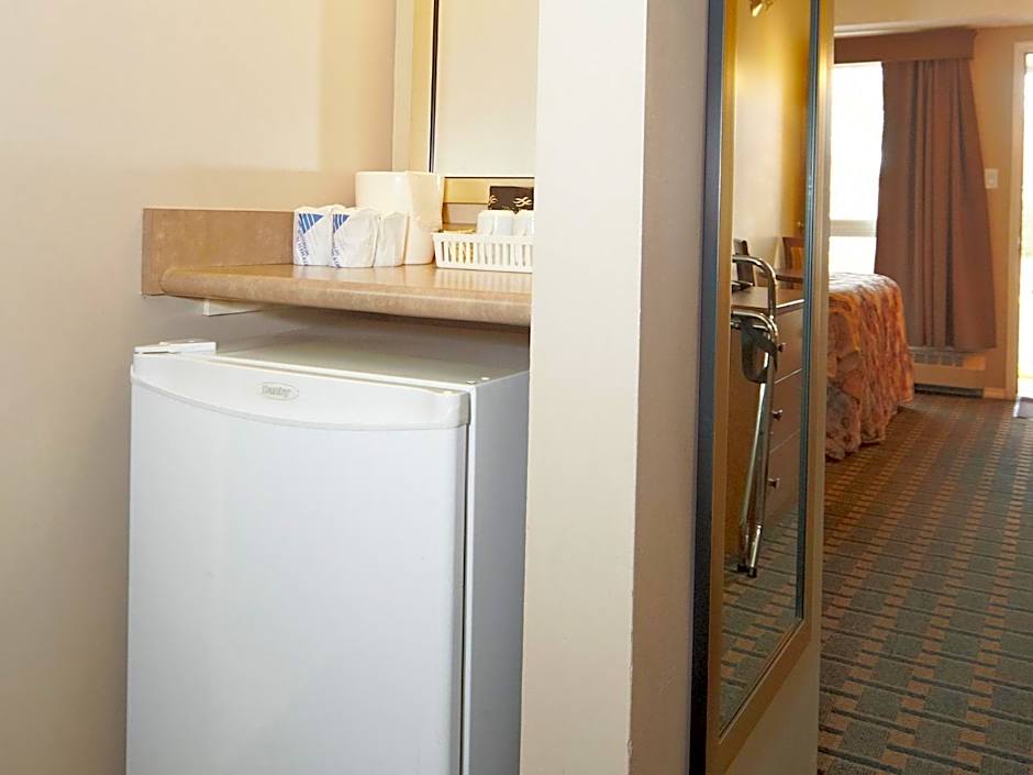 Colonial Square Inn & Suites