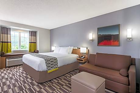 1 King Bed Suite Non-Smoking