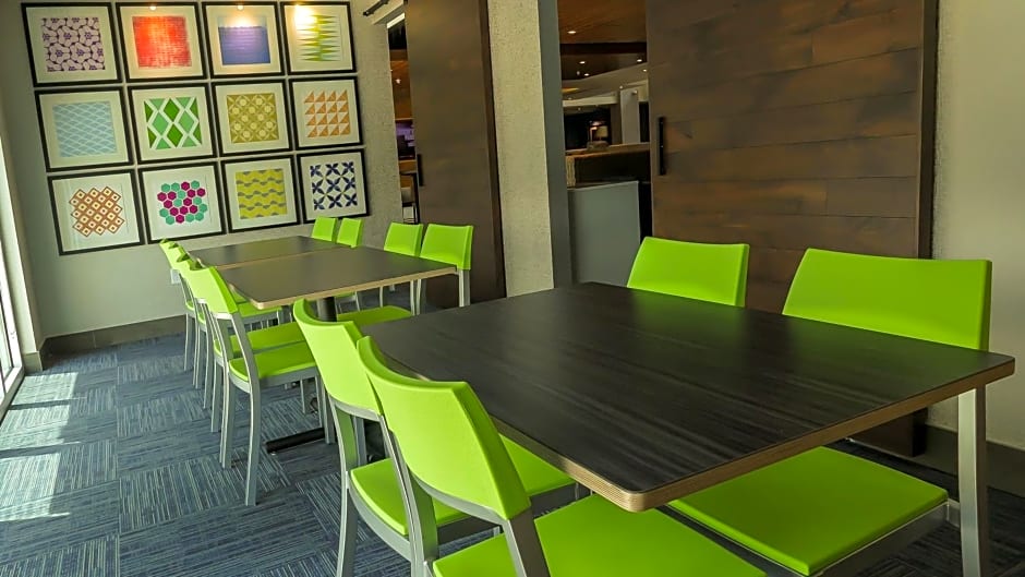 Holiday Inn Express & Suites Miami Airport East, an IHG Hotel