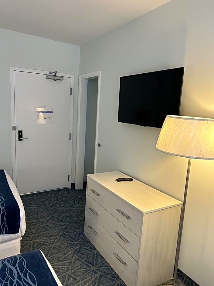 The Admiral Hotel/Motel