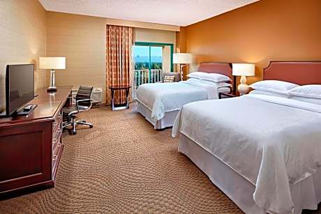 Club level, 1 Bedroom 2 room Suite, 2 Queen, Sofa bed