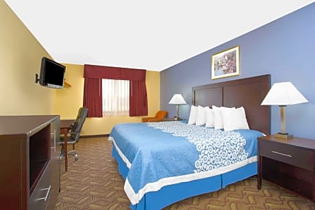 1 King Bed and 2 Queen Beds Non-Smoking