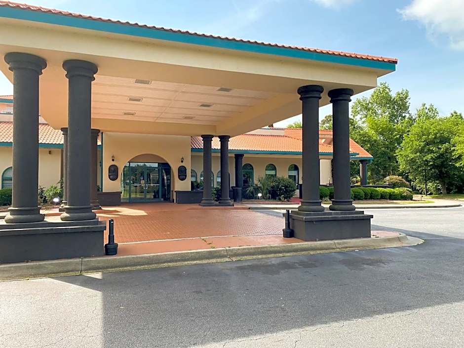 Studio 6 Savannah, GA- Gateway & I-95