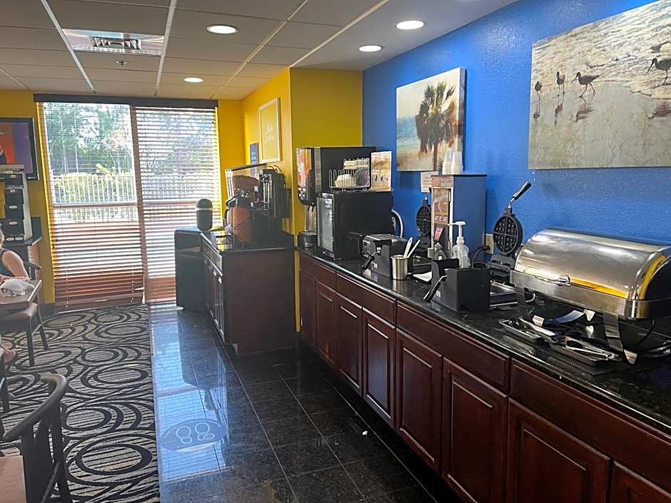 Days Inn & Suites by Wyndham Fort Pierce I-95