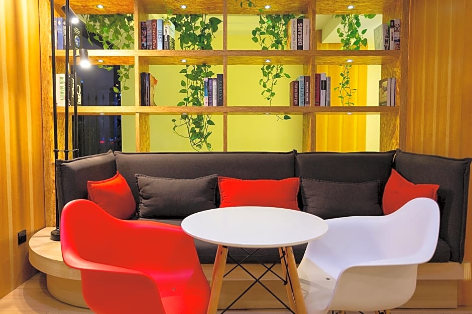 ibis Luoyang Train Station