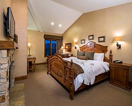 2 Bedroom Penthouse Suite, Mountain &amp; Golf view, Fireplace