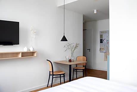 Original Studio with Kitchen