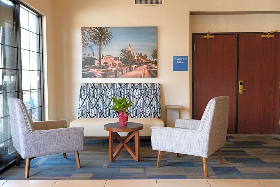 Holiday Inn Express & Suites Davis - University Area By IHG