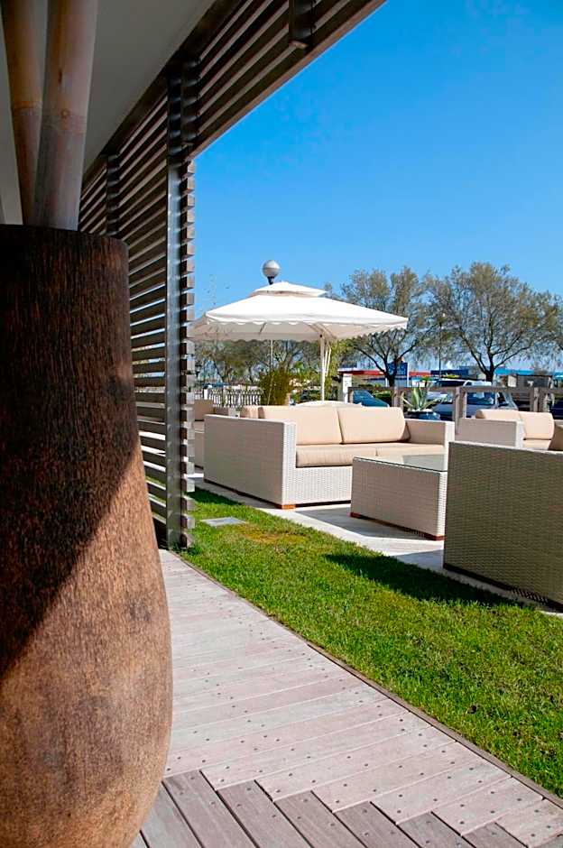 Kiss Beachfront Hotel & Restaurant