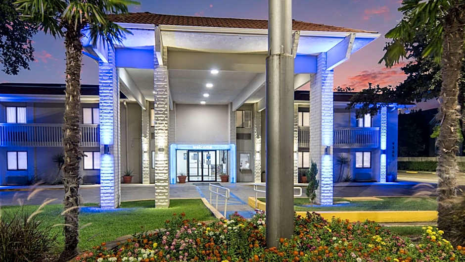 Motel 6-Addison, TX - Dallas