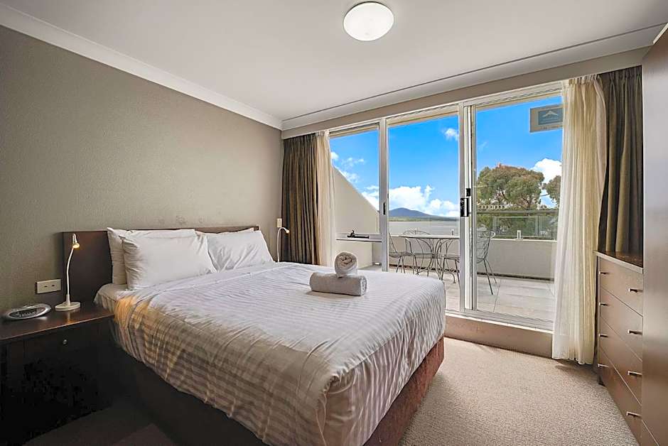 Horizons 201 - Lake Front Studio l Pool l Tennis Court l Bar l WiFi