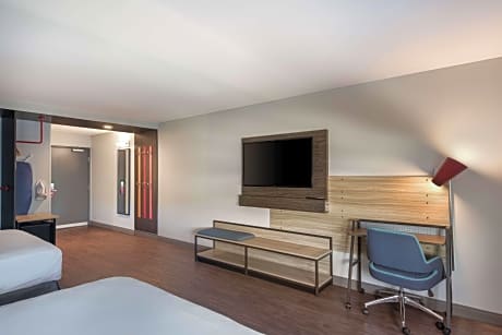 2 Queen Mobility Accessible With Tub	2 Queen