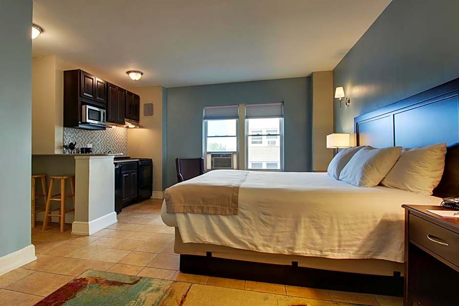 Knickerbocker on the Lake