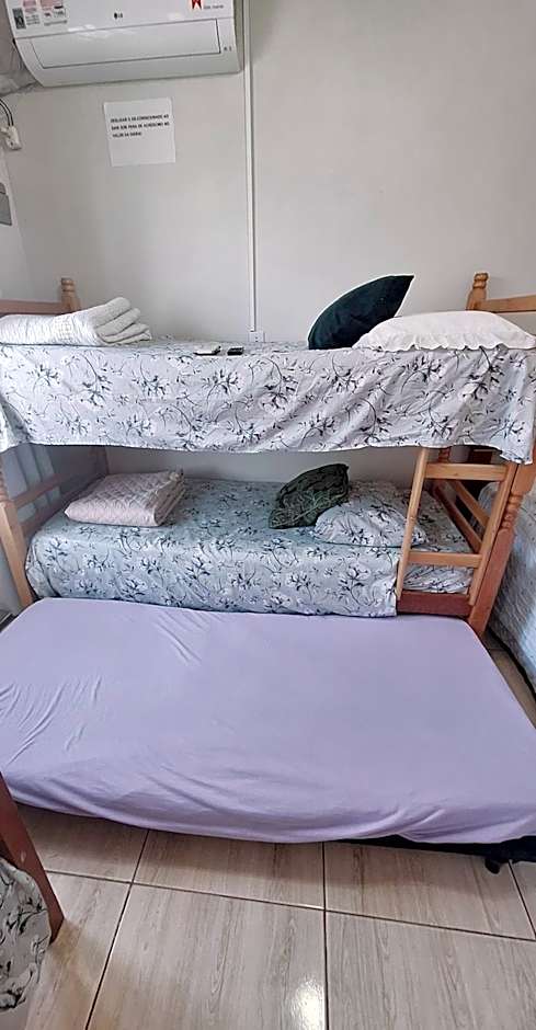 KITNET S2 em TORRES-RS - Na mais bela praia Gaúcha - Cozinha - Banheiro - Ar condicionado - TV smart 32' - Wi-Fi - Estacionamento - Anfitriã Superhost no BnB