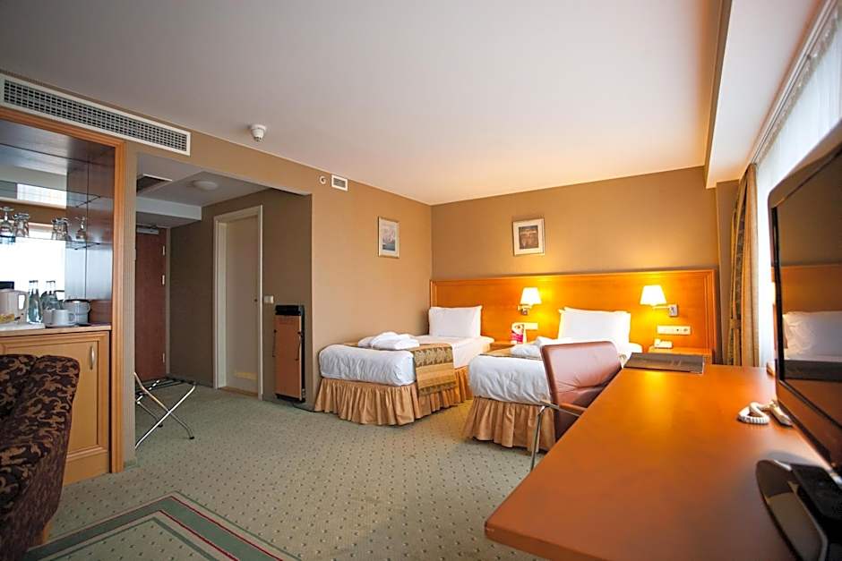 VILNIUS PARK PLAZA HOTEL, Restaurant & Terrace, Panorama Bar, Conference & Banquet Center