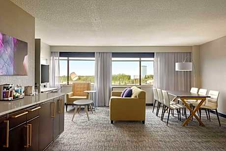 1 KING 1 BEDROOM STE MOBILITY ACCESS RI SHWR