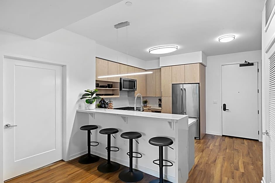 Beverly Grove Chic City Oasis 2 BR Apt with Den 138