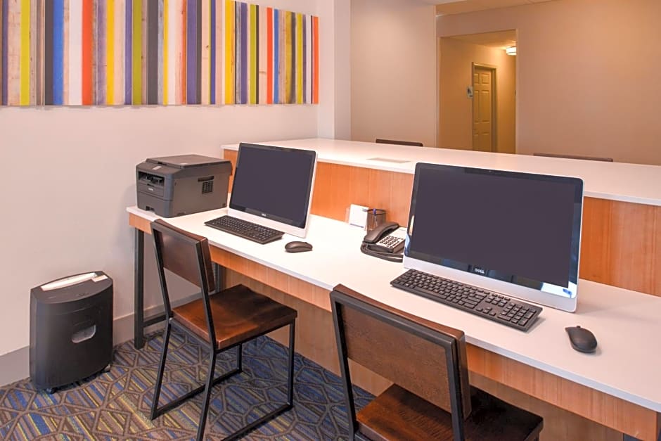 Holiday Inn Express & Suites Omaha - 120th and Maple By IHG