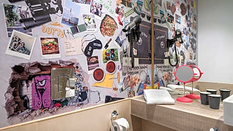 Standard Queen Room - Accessible