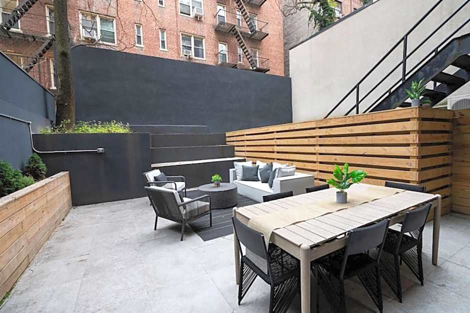Massive 1BR w Private Patio in Upper East Side