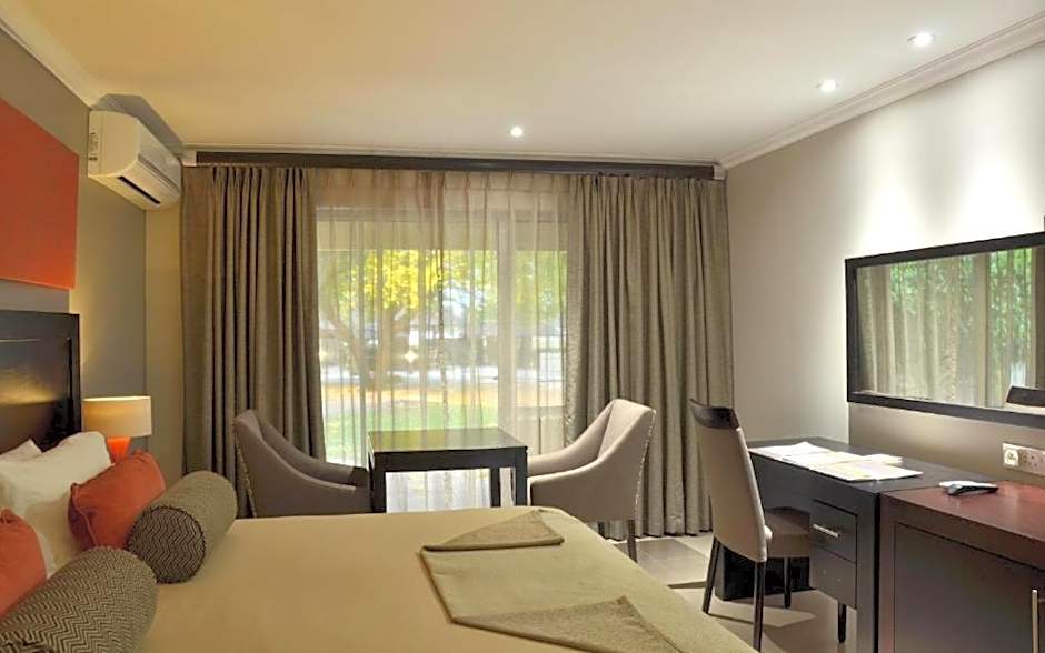 Cresta Riley's Hotel