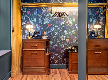 1 King Mobility/Hearing Access W/3X3 Shower