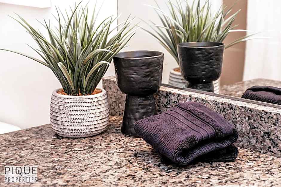 Stunning Modern Suite - King Bed - Free Parking & Netflix - Fast Wi-Fi - Long Stays Welcome