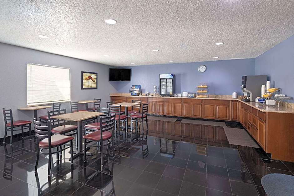 Days Inn & Suites by Wyndham Green Bay WI.