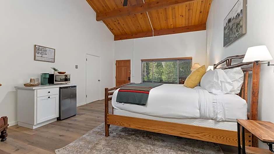 Camp Nelson Lodge Room 6