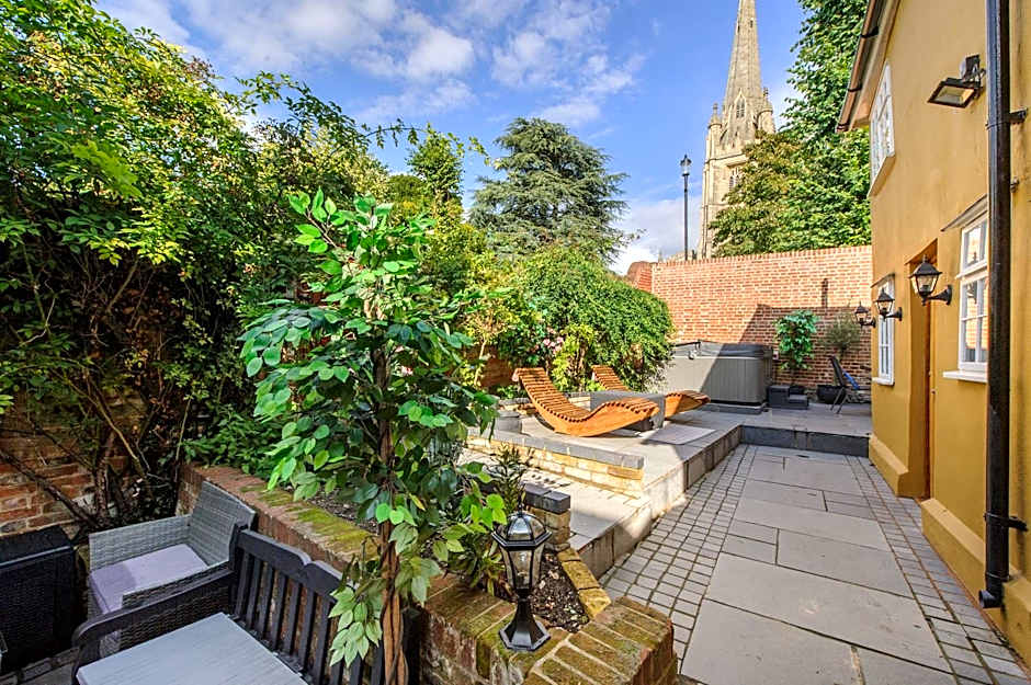 Executive Suite with Private HotTub, Full SkyTV in 600 Year Old Manor House