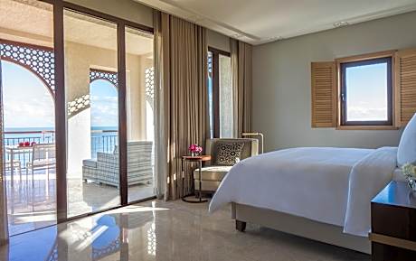 Sea View Suite king bed