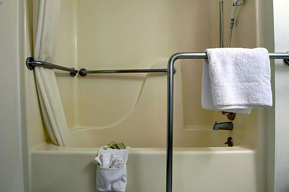 Super 8 by Wyndham Manhattan KS