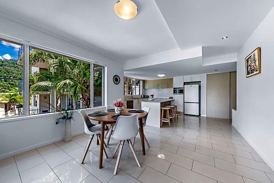 Airlie Summit Apartments