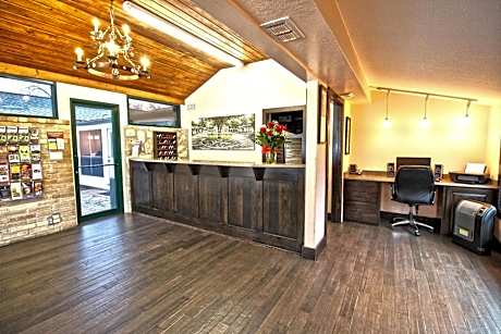 Peach Tree Inn & Suites