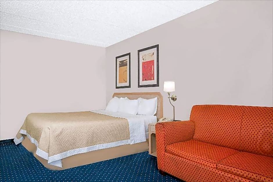 Norwood Inn & Suites LaCrosse