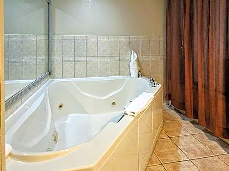 Executive Suite - Non-Smoking