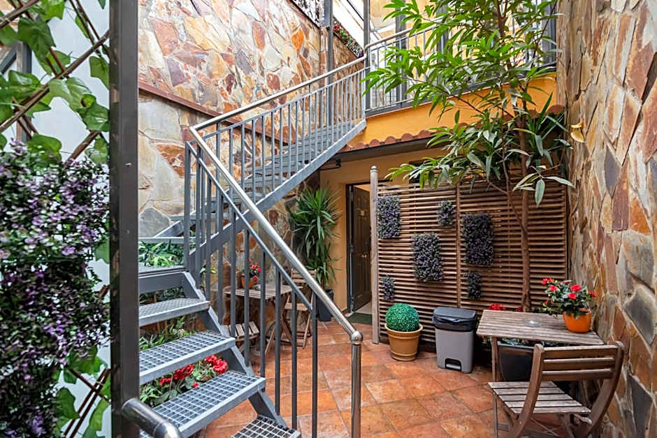 Hostal House