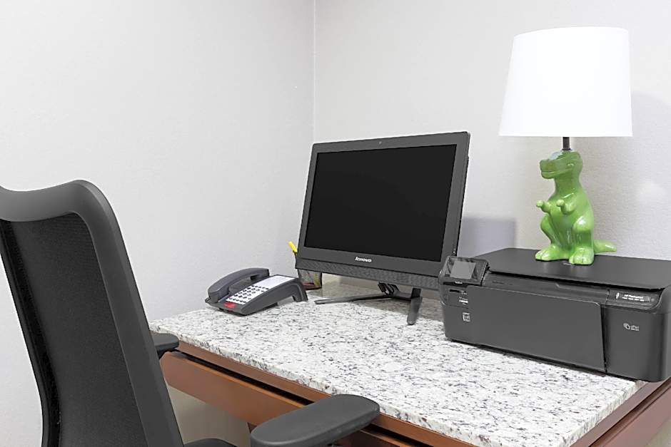 Days Inn & Suites by Wyndham Madisonville