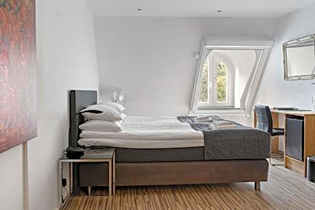 Suite-1 Double Bed, Non-Smoking, Free Internet, Full Breakfast