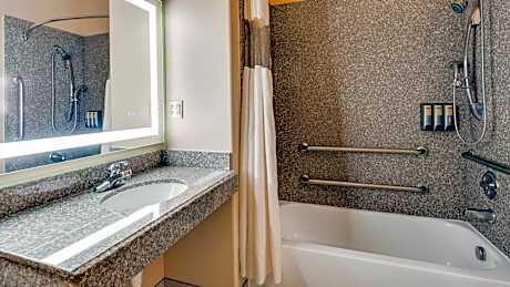 Queen Room with Bath Tub - Mobility Accessible/Non-Smoking