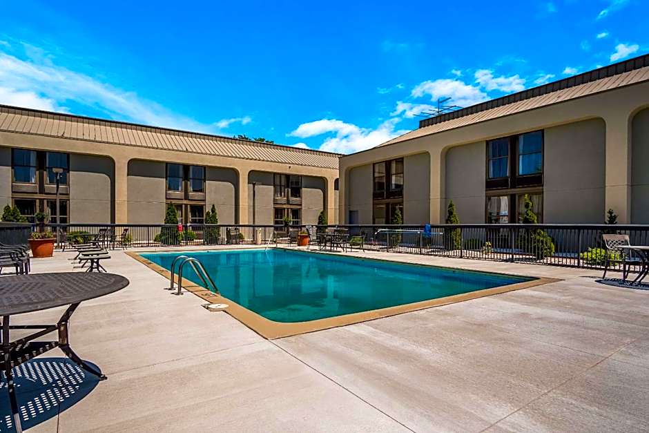 Clarion Inn & Suites Grand Rapids Airport