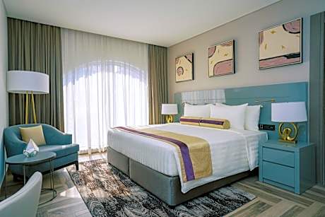 One Bedroom Suite w/ Kitchenette - 15% off on F&B shuttle to Deira City Center, Al Ghurair Mall & La Mer Beach