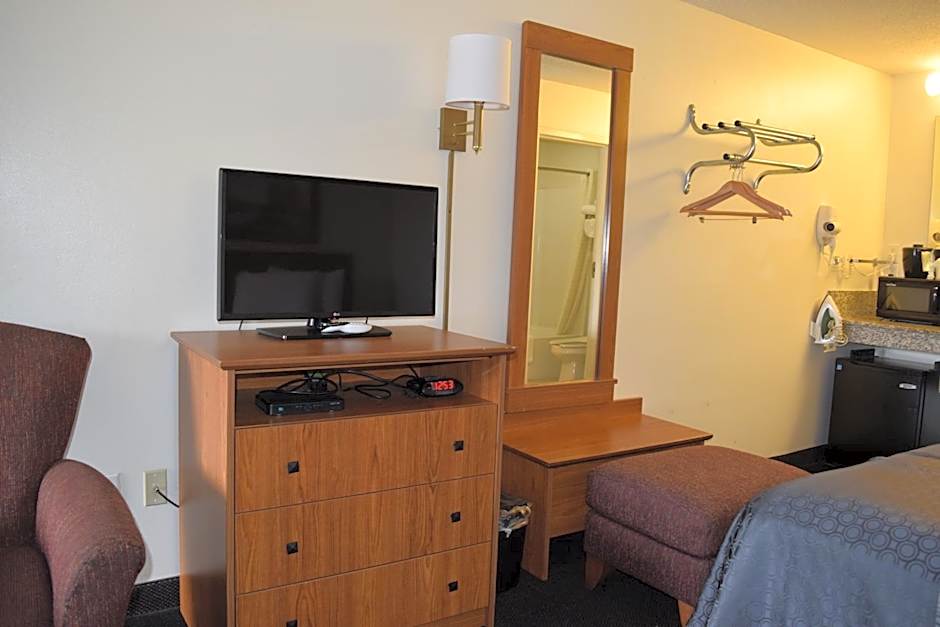 Value Inn - Livonia