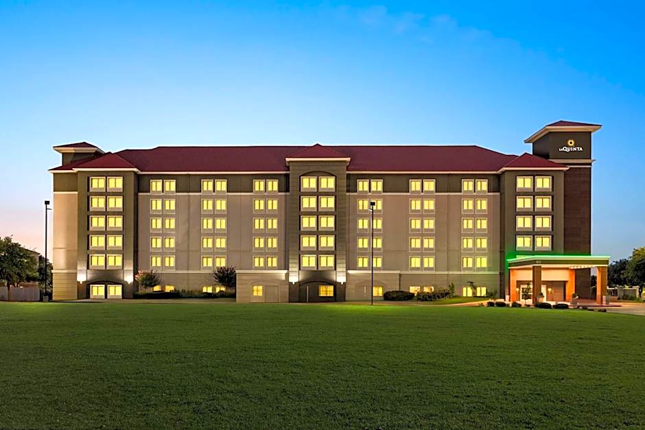 La Quinta Inn & Suites by Wyndham Arlington North Six Flags Drive
